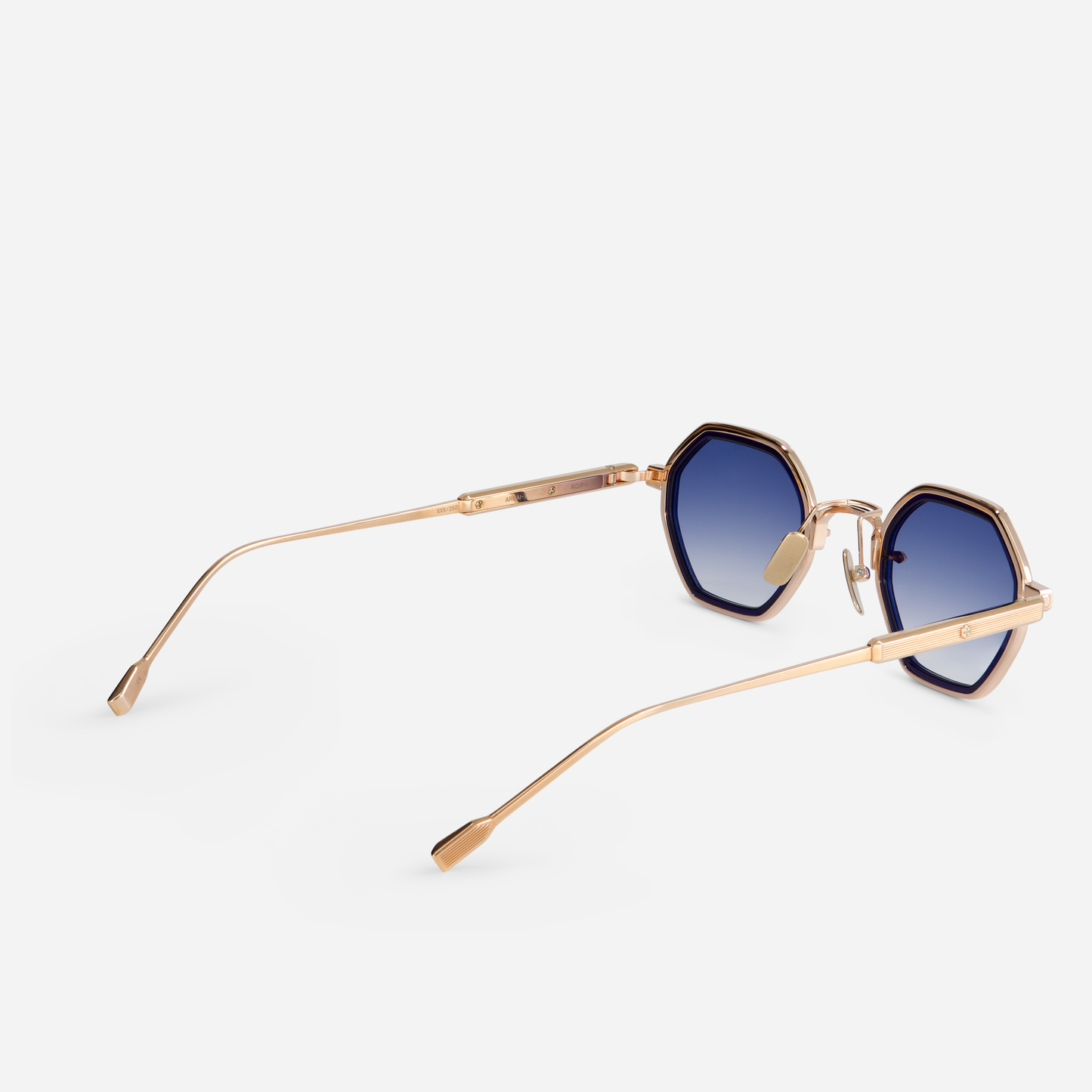 Arraï-T RG-1 comes with a titanium frame, rose gold coating, dark blue takiron rim insert, and gradient dark blue lenses.