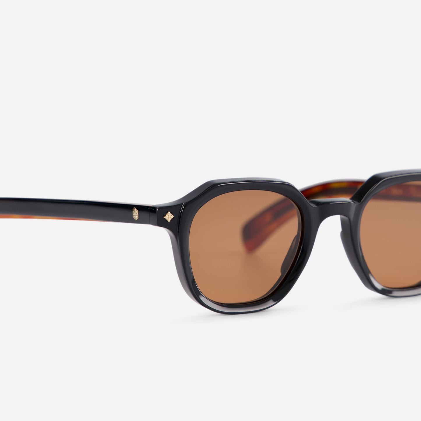 Discover the Perse M-1 - a perfect fusion of Japanese acetate craftsmanship, Metropolis chic, and solid brown lenses. It's elegance redefined.