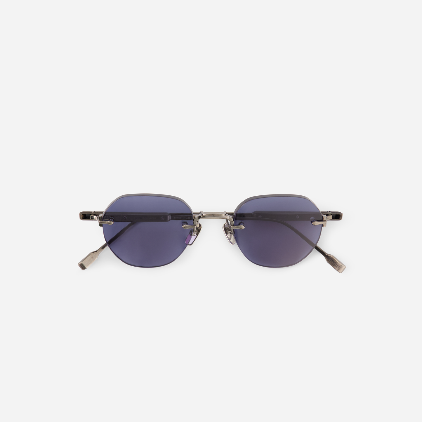 Terebellum I S608, a round masterpiece in Titanium with an antique silver coating and captivating blue lenses.