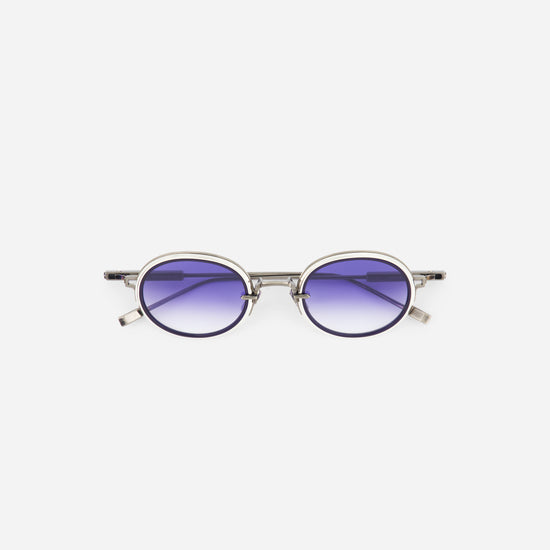 The Acamar II SATO sunglasses feature a refined oval shape that enhances facial balance with a subtle vintage touch.
