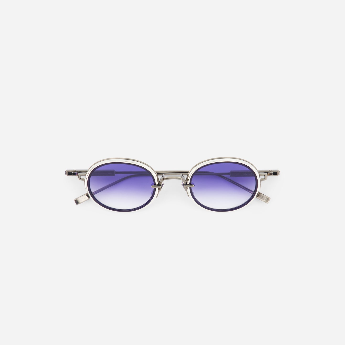 The Acamar II SATO sunglasses feature a refined oval shape that enhances facial balance with a subtle vintage touch.
