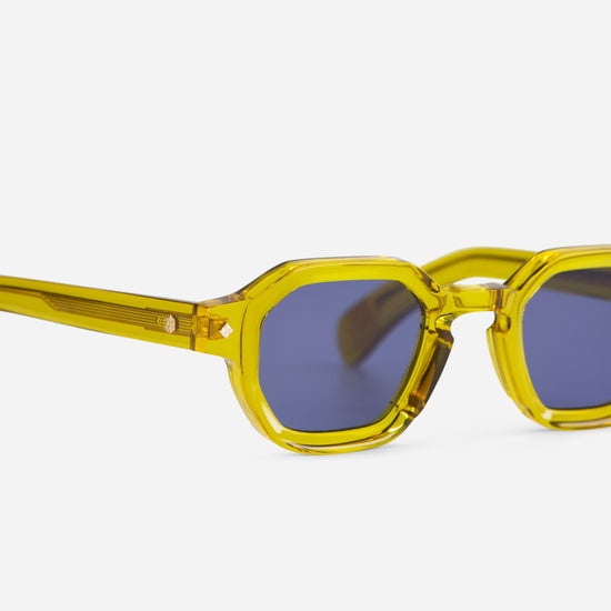 Almach BL features blonde-colored frames in yellow crystal paired with green gradient lenses for a stylish and modern design.