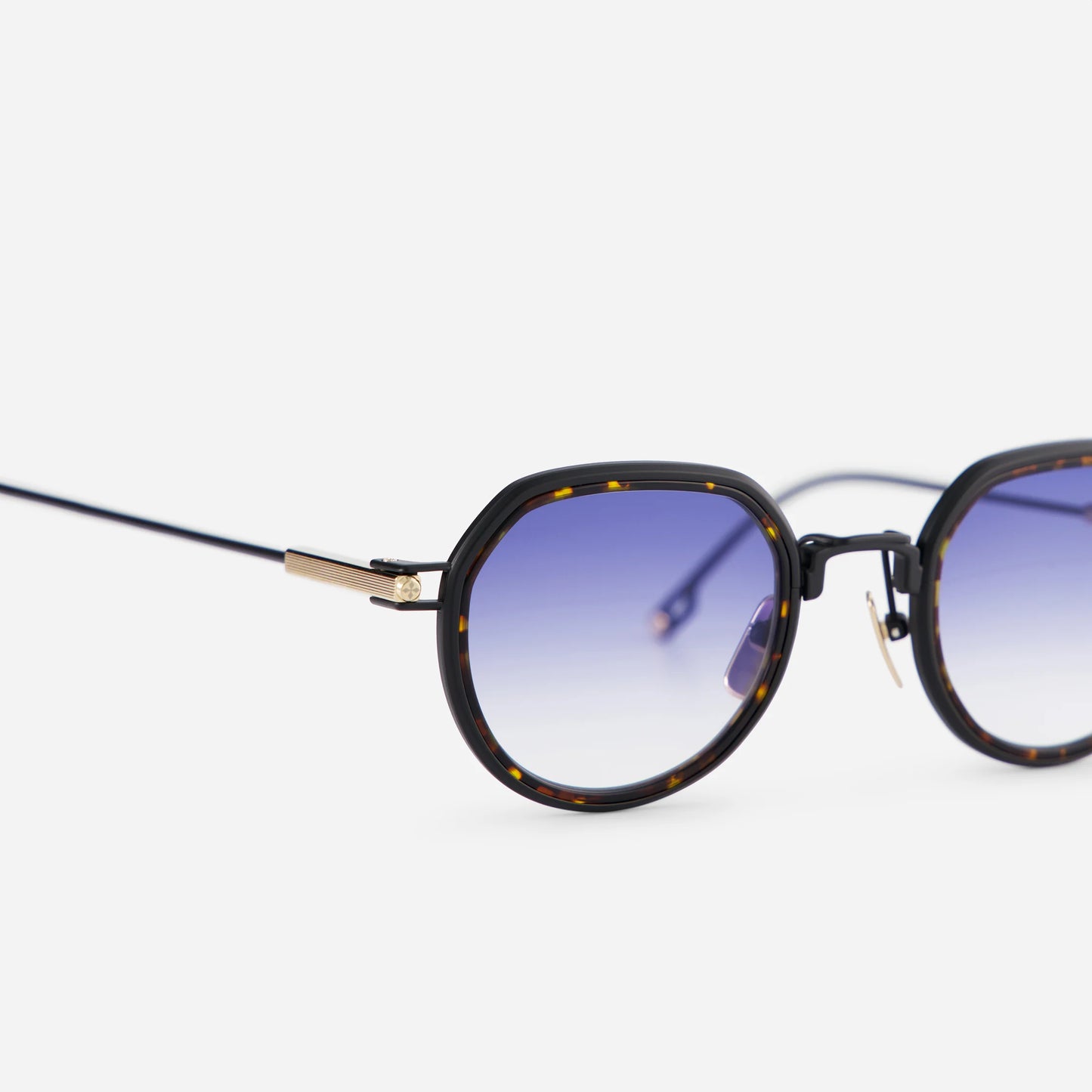 Experience the perfect blend of style and sophistication with Belel-T S2206 sunglasses, showcasing blue gradient lenses and a timeless tortoise insert.