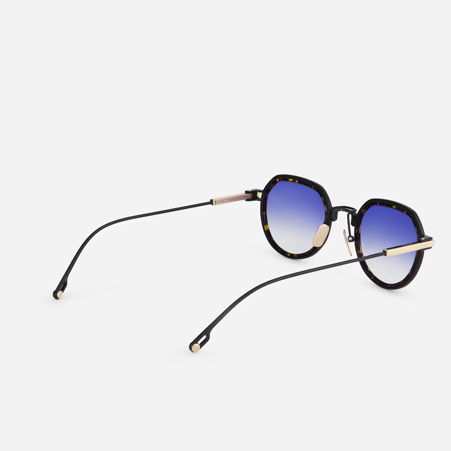 Elevate your look with Belel-T S2206 sunglasses, offering fashionable blue gradient lenses and a classic tortoise insert for a touch of elegance.
