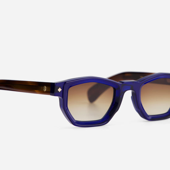 With its Zenith-inspired blue and light tortoise frame, the La Superba Z-1 sunglasses create a unique and vibrant aesthetic. Gold details.