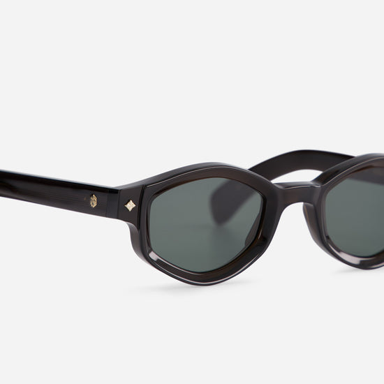 With their refined shape, the Sirius SB-1 sunglasses provide a stylish yet feminine accessory, ideal for any occasion.