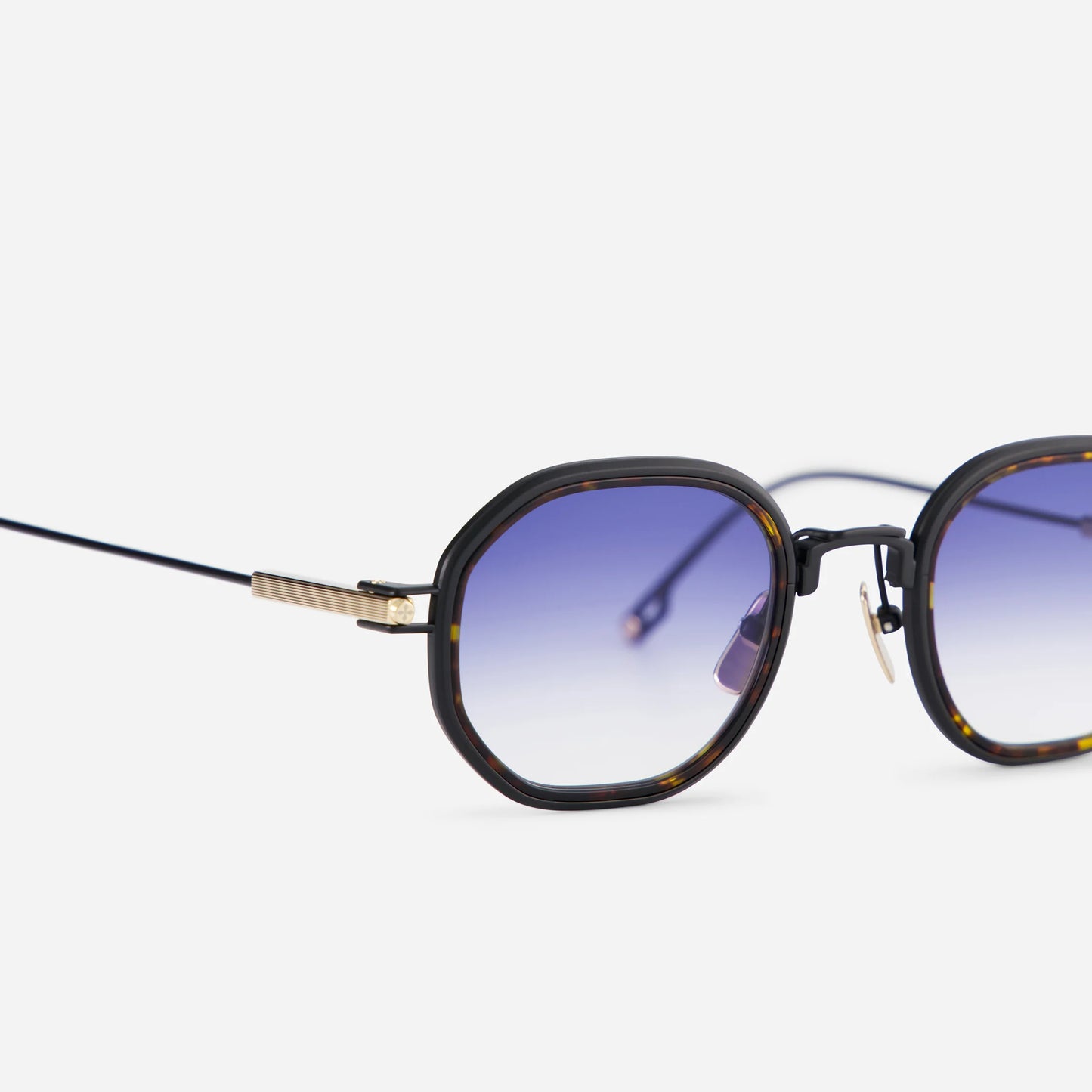 Toliman-T S3306 hexagonal sunglasses. Crafted in pure black titanium, these unique eyewear pieces showcase dark blue gradient lenses and a captivating tortoise insert.
