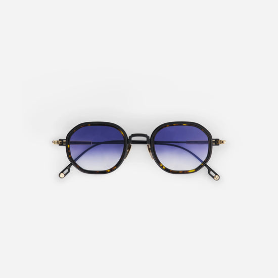  Toliman-T S3306 hexagonal sunglasses. Made from high-quality black titanium, these distinctive eyewear pieces feature dark blue gradient lenses for a sleek look, accentuated by a tortoise insert.