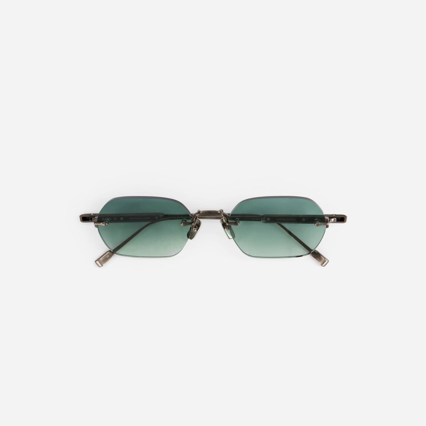 With its rectangular shape and antique silver details, the Terebellum IV S1008 sunglasses offer a refined look, enhanced by subtle turquoise gradient lenses.