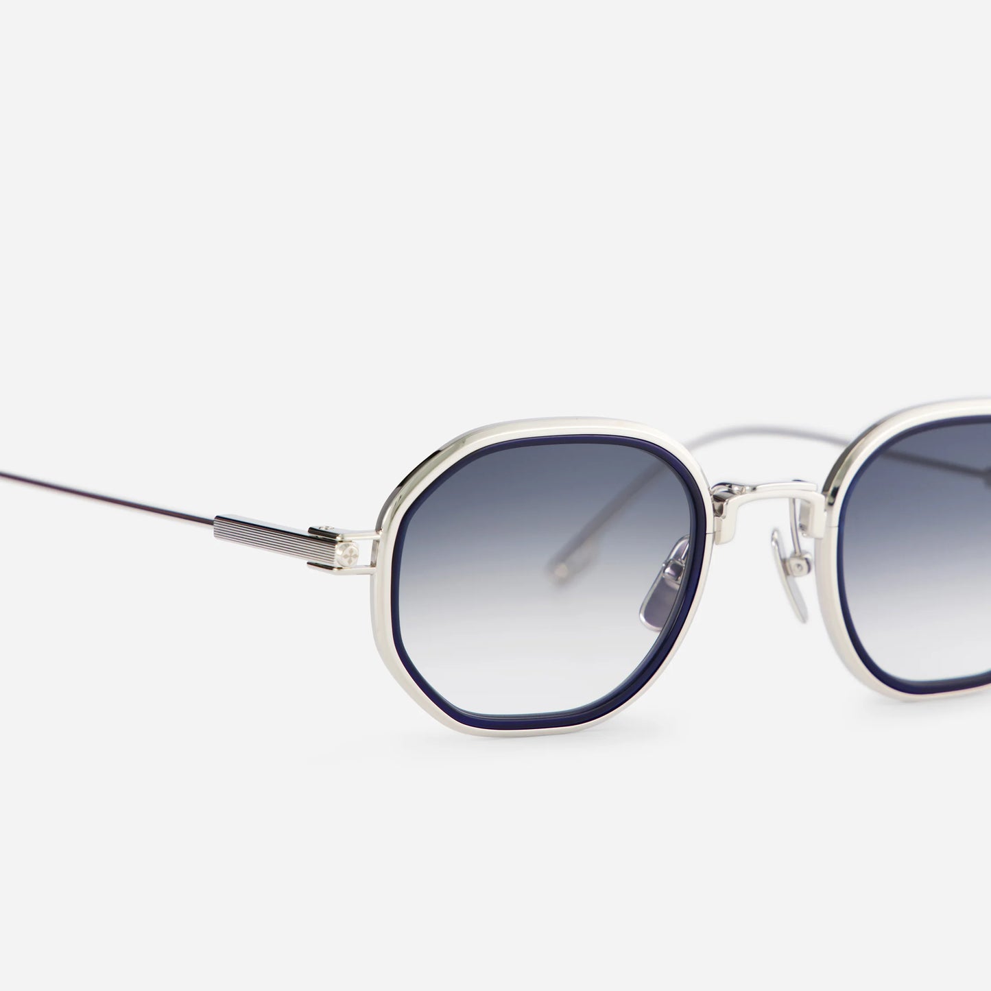 Toliman-T S3301 sunglasses, made from exquisite silver titanium, boasting gray gradient lenses and a striking blue night insert.