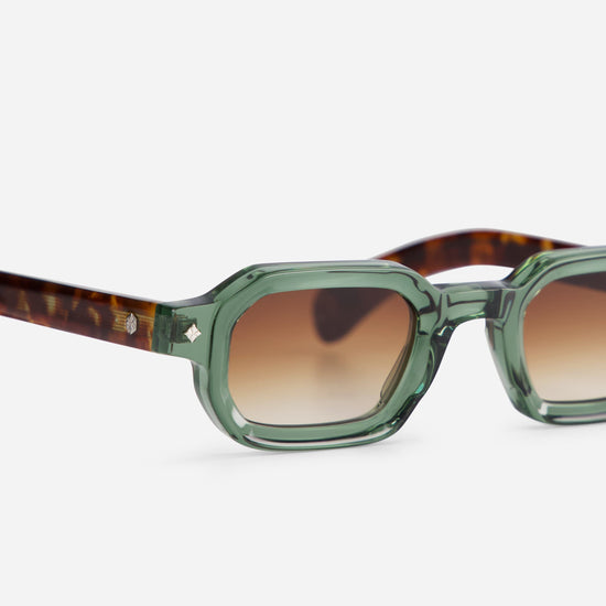 With their striking green and tortoise frame, the Vega VI-1 spectacles offer a modern look with refined silver details.