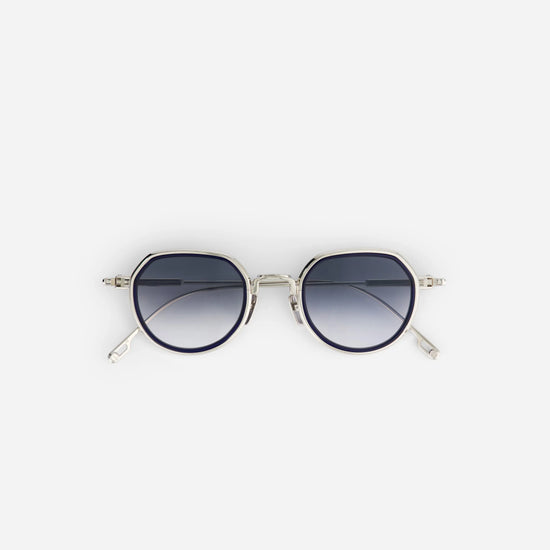 Experience the allure of Belel-T S2201 sunglasses with gray gradient lenses and a captivating midnight blue insert.